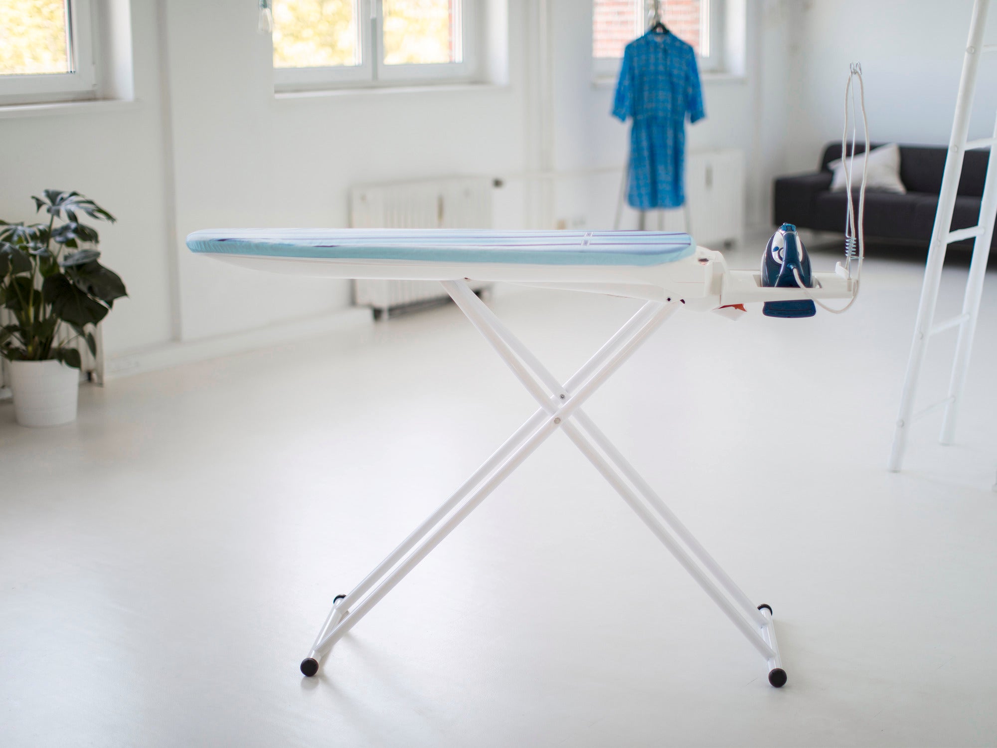 stoomstrijkijzer met strijkplank