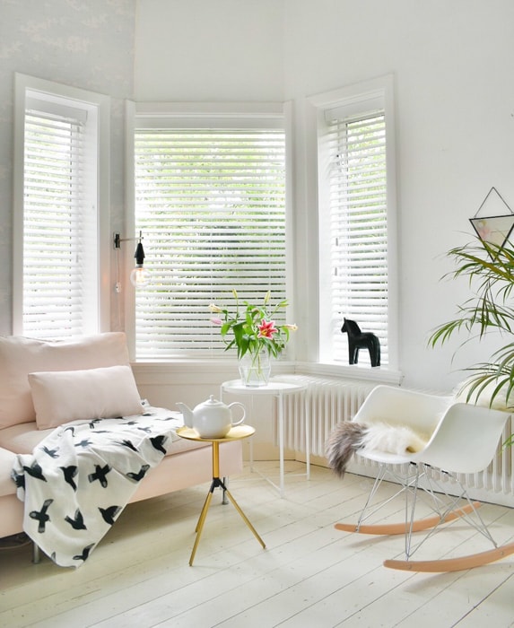 witte jaloezieën woonkamer