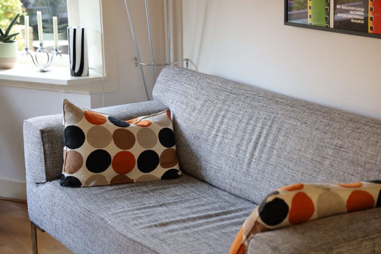vlekken verwijderen uit stoffen zetel
